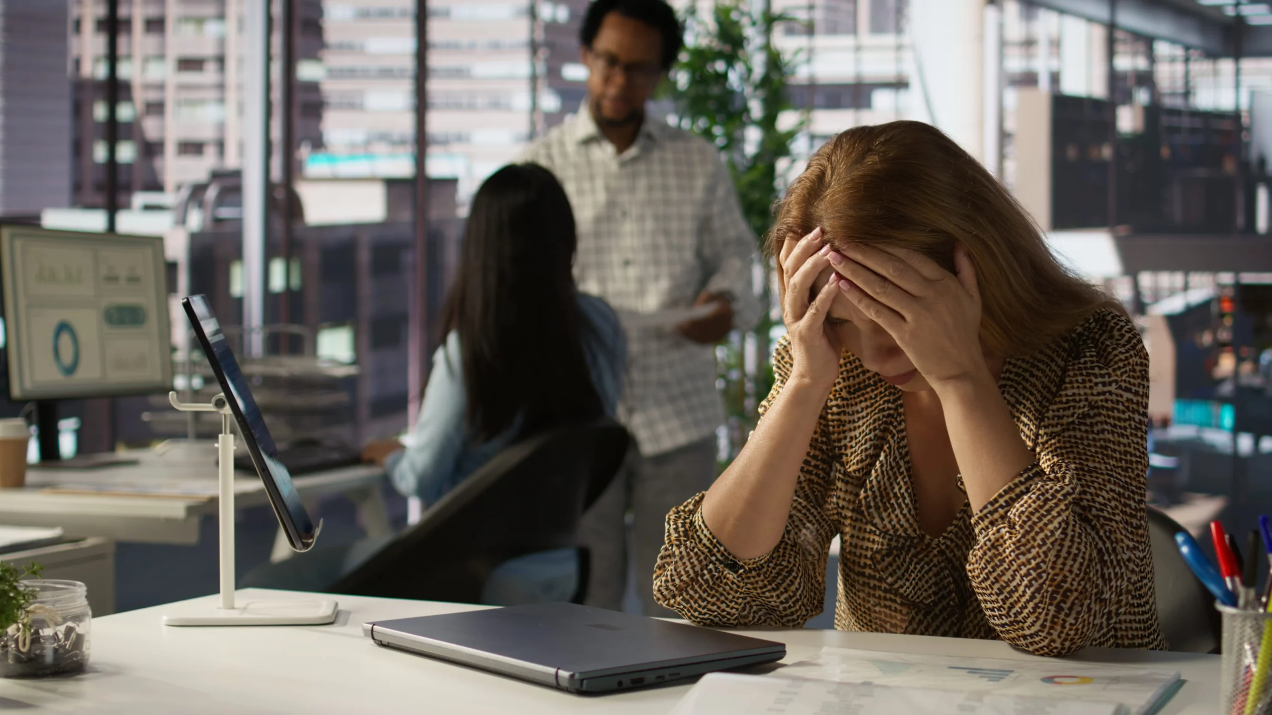 Salariée en détresse à son bureau, victime de harcèlement moral au travail
